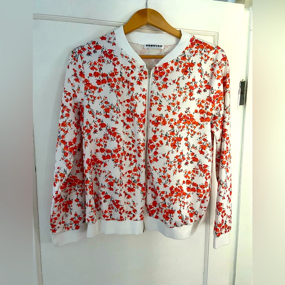 Lightweight bomber jacket. Cute floral pattern, perfect with jeans!